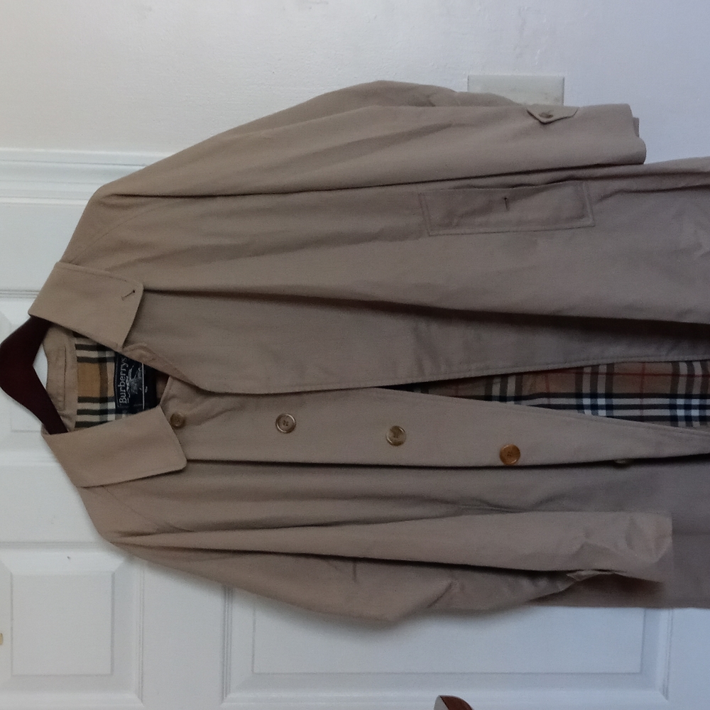 Burberry mens coat does not have a size but it is XL